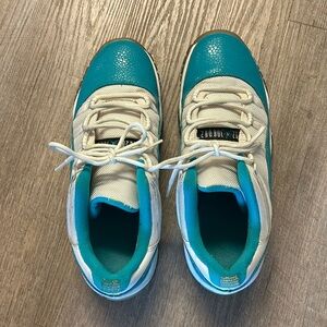 Jordan’s 11s Size 7Y in White and Teal